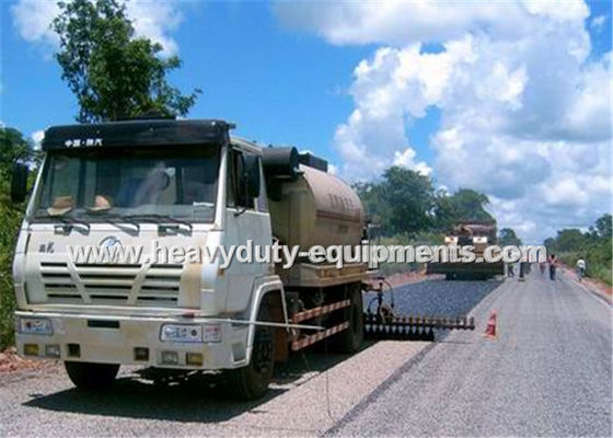 China 8000L de Vrachtwagen van de het Asfaltverdeler van het wegenbouwmateriaal met het Diesel Twee Verwarmingssysteem van Bummer leverancier