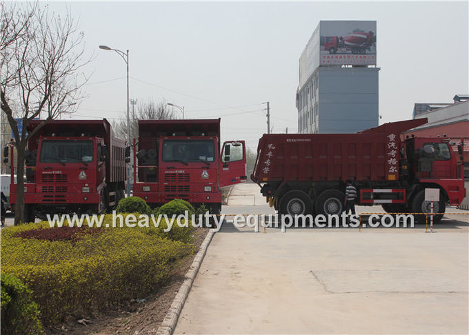 De stortplaatsvrachtwagen van de Sinotrukhowo mijnbouw/kippers speciale vrachtwagen 371hp met voor opheffende cilinder